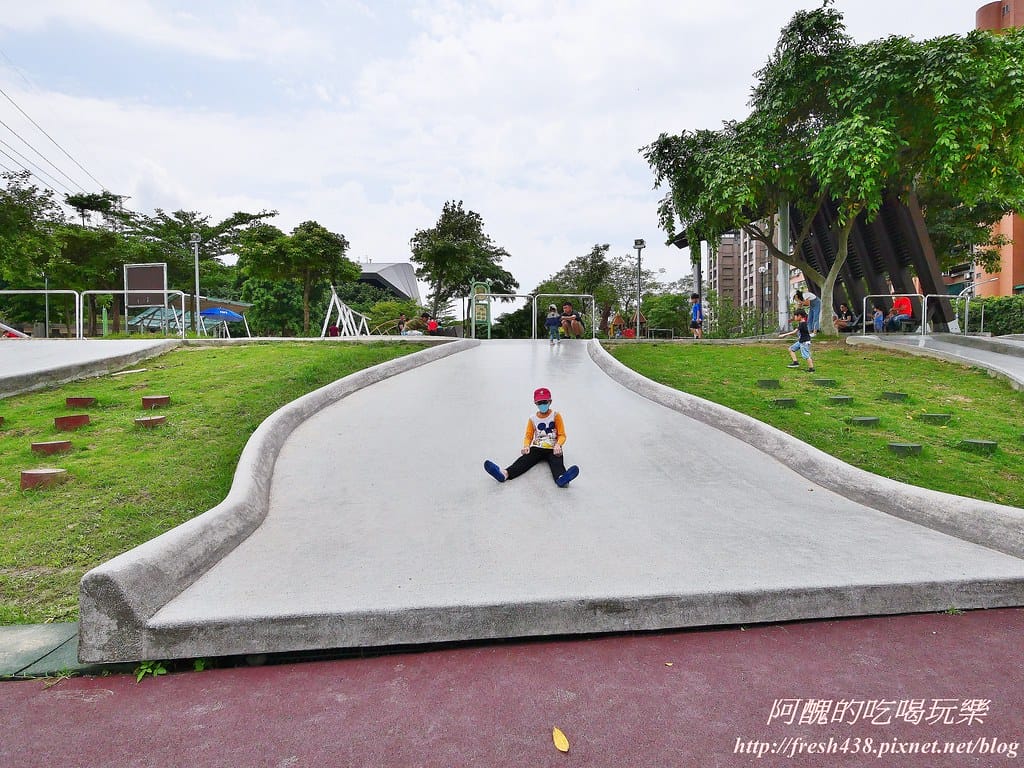 【新北景點】中和錦和運動公園,噴水池開放囉,超長滾輪溜滑梯、共融式遊樂器材,夏日戲水好去處! - 第10張圖 5