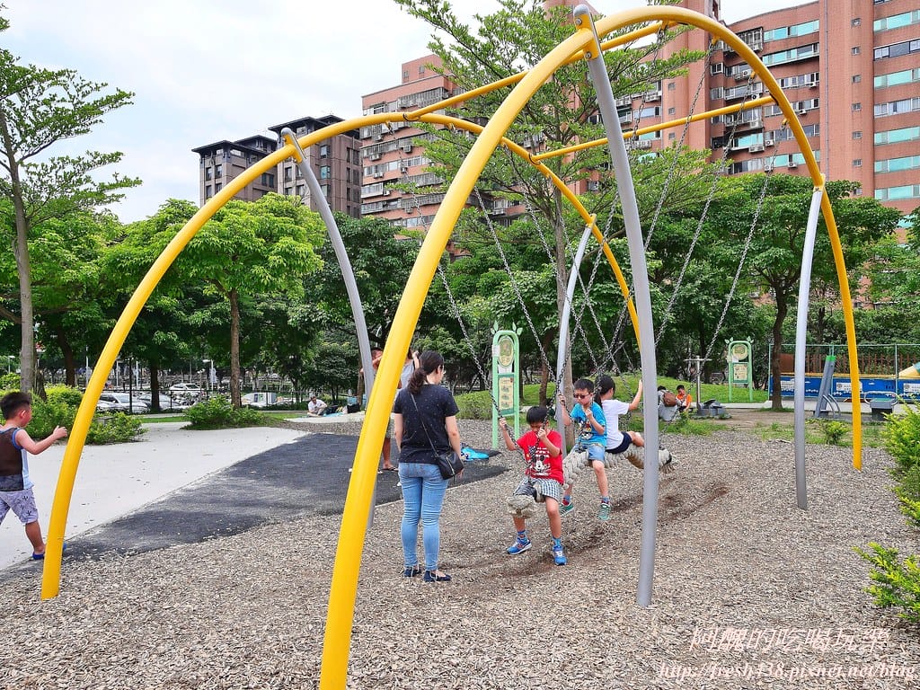 【新北景點】中和錦和運動公園,噴水池開放囉,超長滾輪溜滑梯、共融式遊樂器材,夏日戲水好去處! - 第15張圖 10