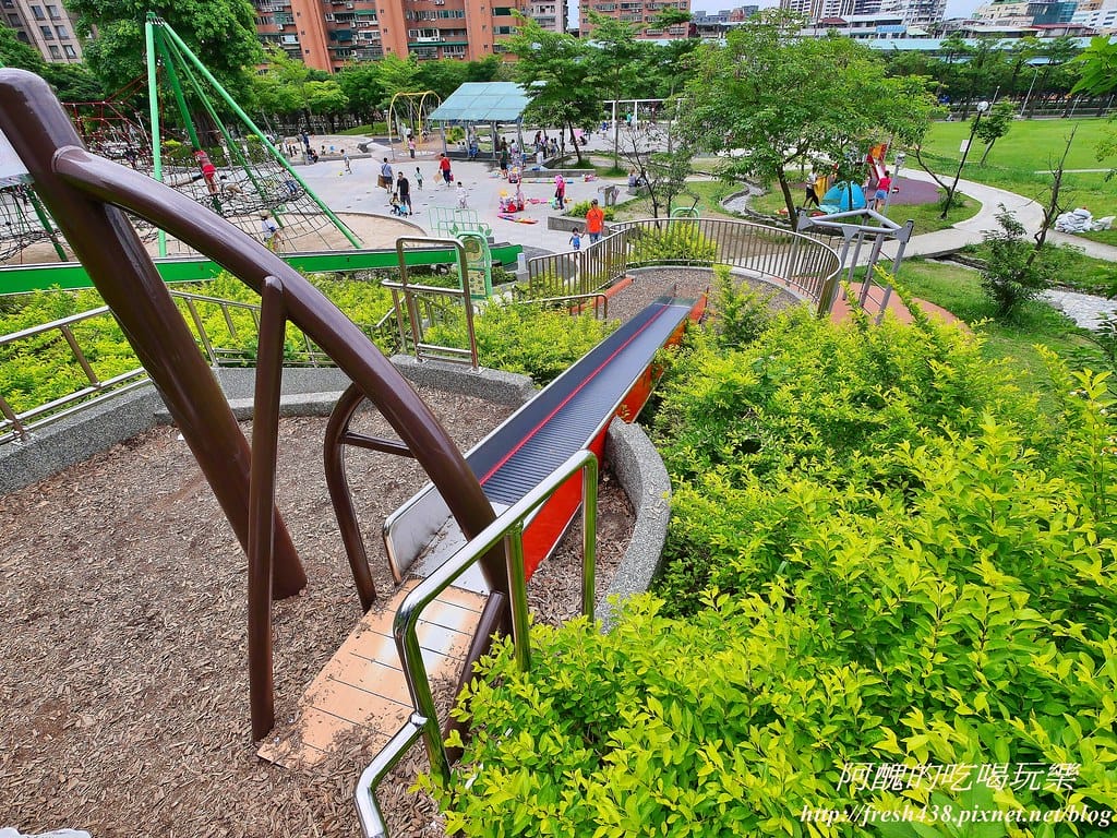 【新北景點】中和錦和運動公園,噴水池開放囉,超長滾輪溜滑梯、共融式遊樂器材,夏日戲水好去處! - 第33張圖 20-2