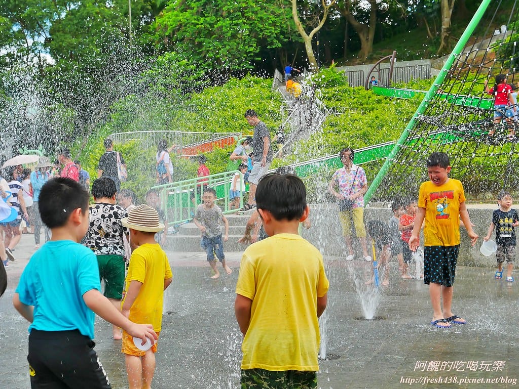 【新北景點】中和錦和運動公園,噴水池開放囉,超長滾輪溜滑梯、共融式遊樂器材,夏日戲水好去處! - 第46張圖 31