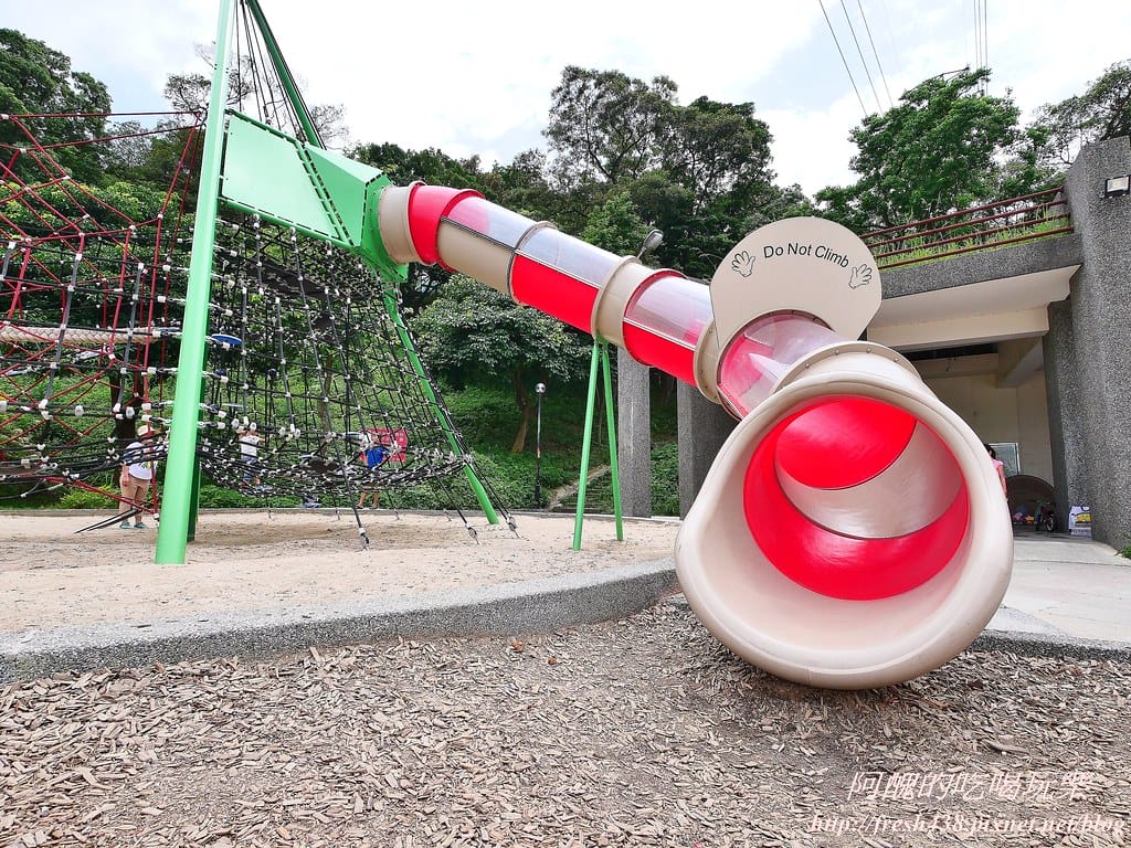 【新北景點】中和錦和運動公園,噴水池開放囉,超長滾輪溜滑梯、共融式遊樂器材,夏日戲水好去處! - 第25張圖 15