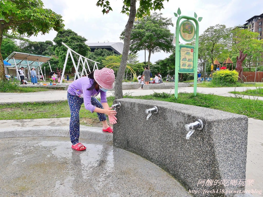 【新北景點】中和錦和運動公園,噴水池開放囉,超長滾輪溜滑梯、共融式遊樂器材,夏日戲水好去處! - 第17張圖 40