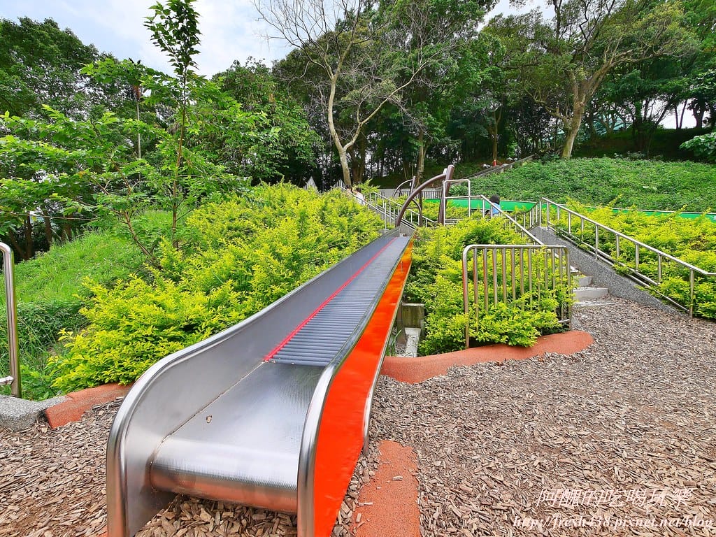 【新北景點】中和錦和運動公園,噴水池開放囉,超長滾輪溜滑梯、共融式遊樂器材,夏日戲水好去處! - 第34張圖 20-1