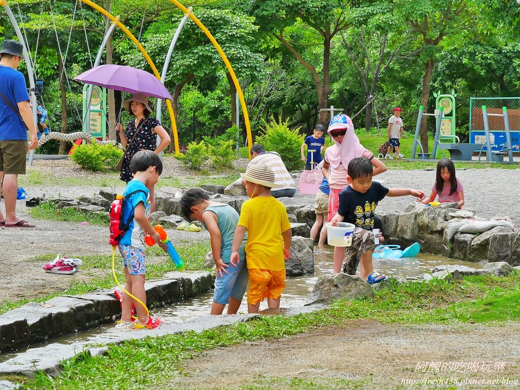 【新北景點】中和錦和運動公園,噴水池開放囉,超長滾輪溜滑梯、共融式遊樂器材,夏日戲水好去處! - 第41張圖 28