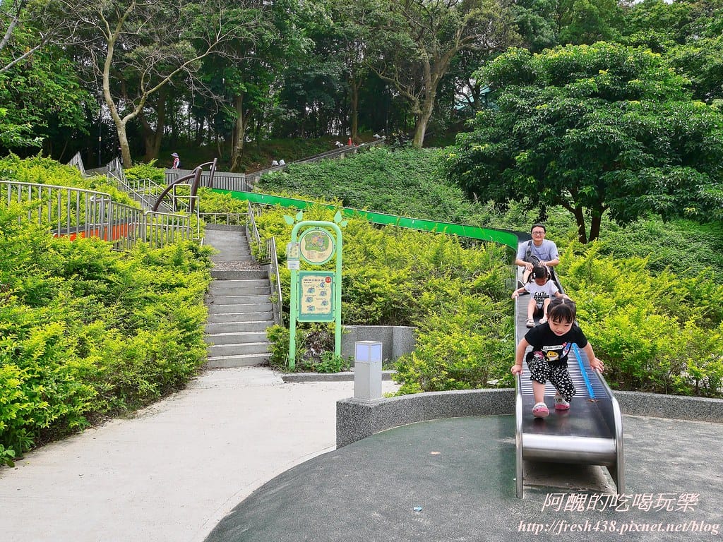 【新北景點】中和錦和運動公園,噴水池開放囉,超長滾輪溜滑梯、共融式遊樂器材,夏日戲水好去處! - 第31張圖 20