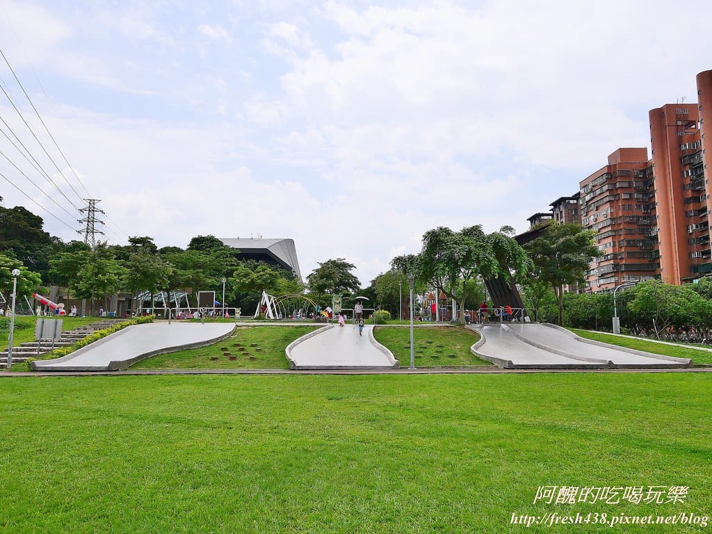 【新北景點】中和錦和運動公園,噴水池開放囉,超長滾輪溜滑梯、共融式遊樂器材,夏日戲水好去處! - 第9張圖 4