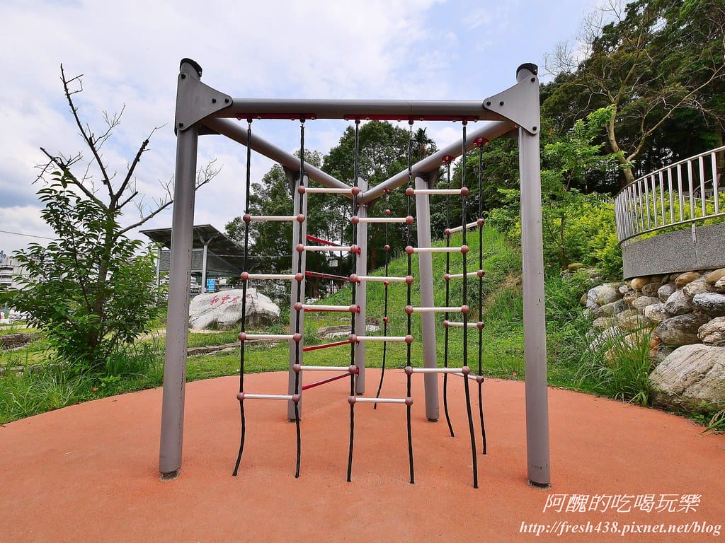 【新北景點】中和錦和運動公園,噴水池開放囉,超長滾輪溜滑梯、共融式遊樂器材,夏日戲水好去處! - 第37張圖 24