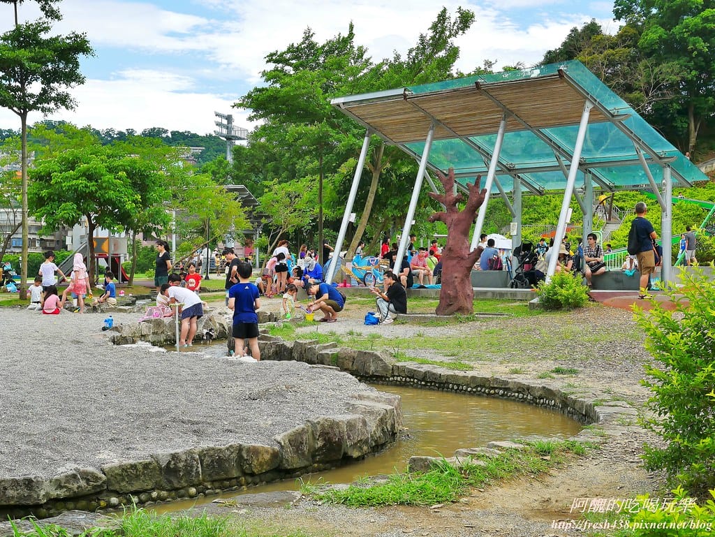 【新北景點】中和錦和運動公園,噴水池開放囉,超長滾輪溜滑梯、共融式遊樂器材,夏日戲水好去處! - 第43張圖 29-1