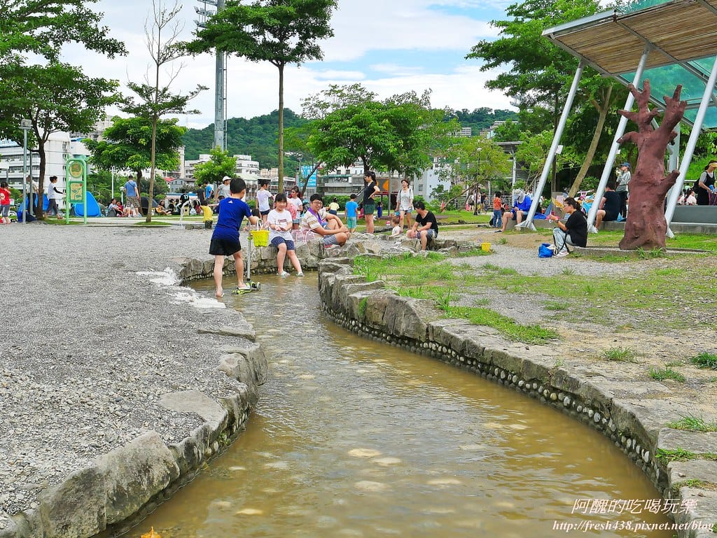 【新北景點】中和錦和運動公園,噴水池開放囉,超長滾輪溜滑梯、共融式遊樂器材,夏日戲水好去處! - 第44張圖 29-2