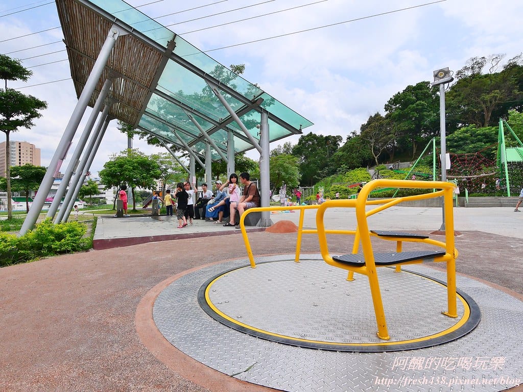 【新北景點】中和錦和運動公園,噴水池開放囉,超長滾輪溜滑梯、共融式遊樂器材,夏日戲水好去處! - 第19張圖 12