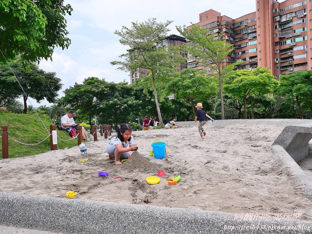 【新北景點】中和錦和運動公園,噴水池開放囉,超長滾輪溜滑梯、共融式遊樂器材,夏日戲水好去處! - 第13張圖 7