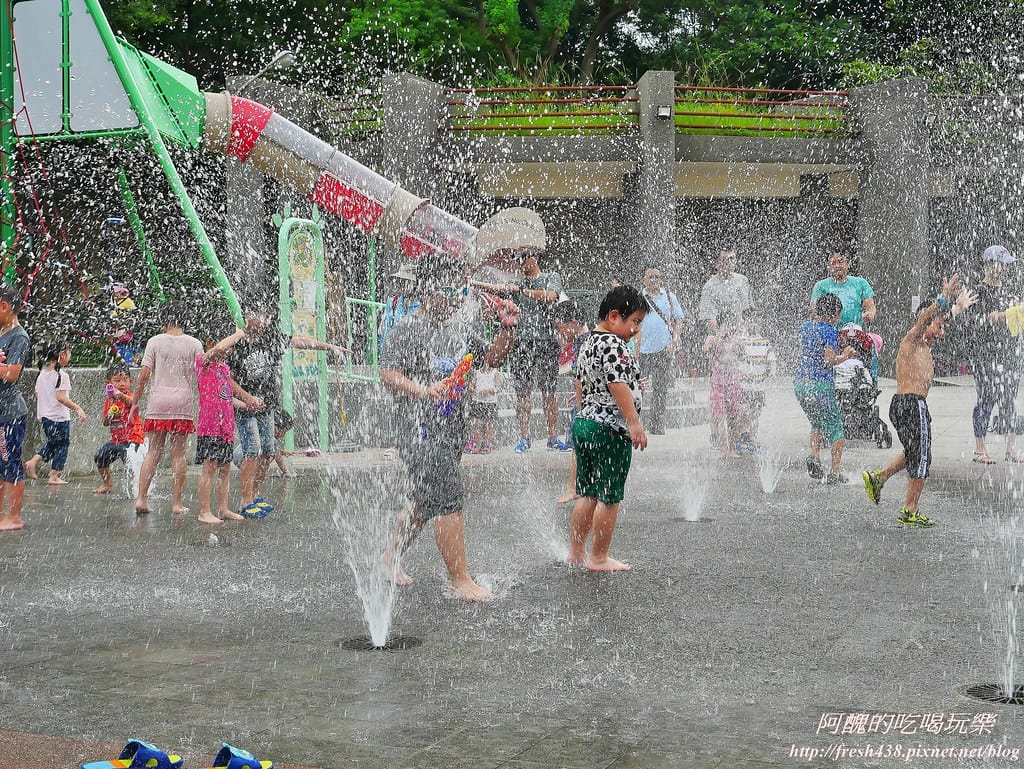 【新北景點】中和錦和運動公園,噴水池開放囉,超長滾輪溜滑梯、共融式遊樂器材,夏日戲水好去處! - 第48張圖 33