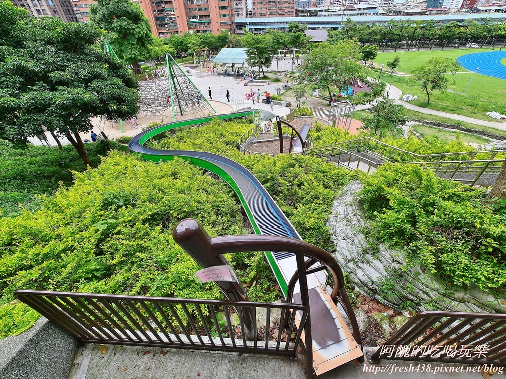 【新北景點】中和錦和運動公園,噴水池開放囉,超長滾輪溜滑梯、共融式遊樂器材,夏日戲水好去處! - 第29張圖 19