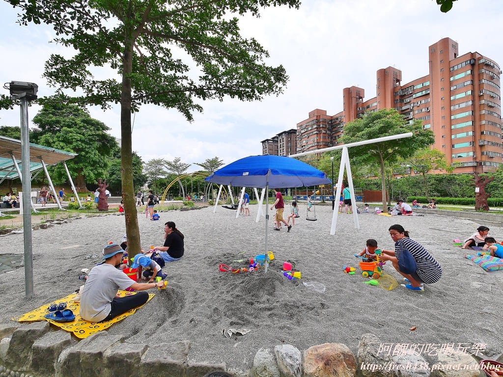 【新北景點】中和錦和運動公園,噴水池開放囉,超長滾輪溜滑梯、共融式遊樂器材,夏日戲水好去處! - 第12張圖 8