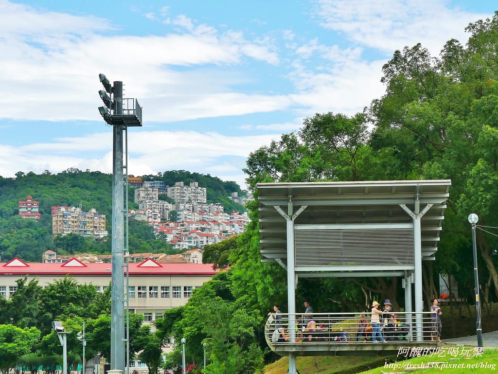 【新北景點】中和錦和運動公園,噴水池開放囉,超長滾輪溜滑梯、共融式遊樂器材,夏日戲水好去處! - 第53張圖 40-1