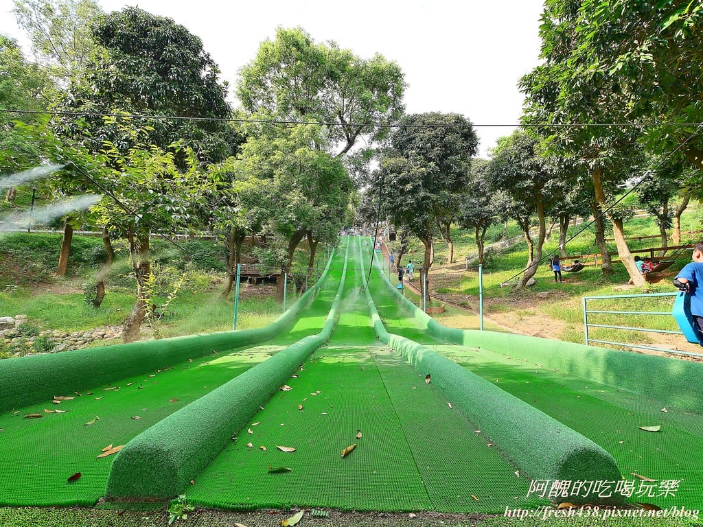 【苗栗景點】四方鮮乳牧場,瘋滑草、餵小牛、吃美食、做披薩,還可露營超有趣! - 第20張圖 20
