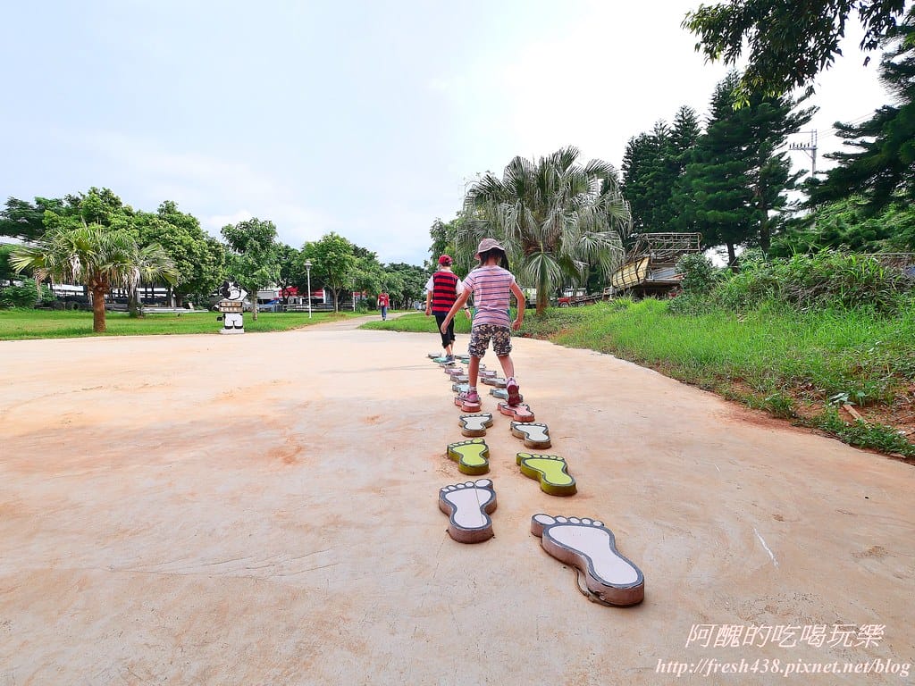 【苗栗景點】四方鮮乳牧場,瘋滑草、餵小牛、吃美食、做披薩,還可露營超有趣! - 第10張圖 7