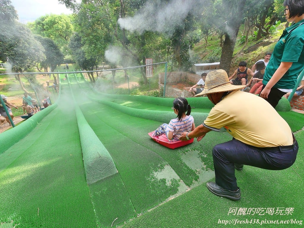 【苗栗景點】四方鮮乳牧場,瘋滑草、餵小牛、吃美食、做披薩,還可露營超有趣! - 第21張圖 20-1