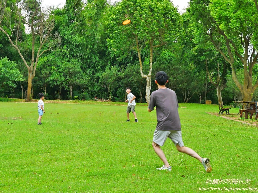 【苗栗景點】四方鮮乳牧場,瘋滑草、餵小牛、吃美食、做披薩,還可露營超有趣! - 第48張圖 35-12