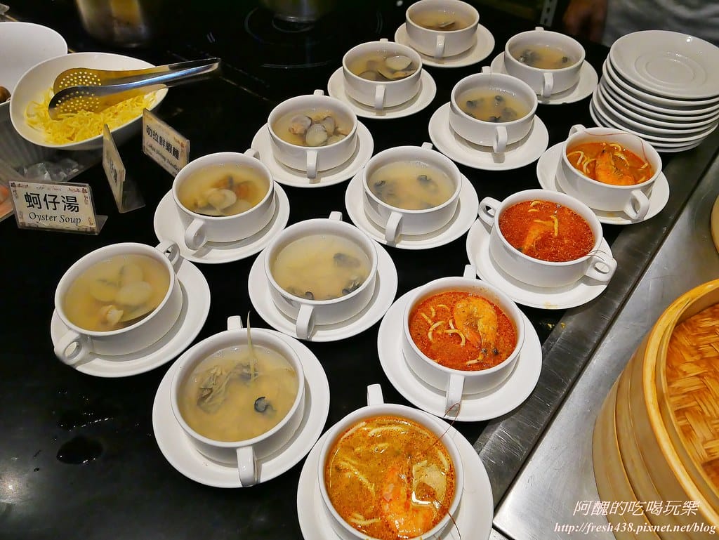 【新北美食】麗京棧酒店-彩京苑自助百匯,挪威鮭魚月,讓您大啖鮭魚,更有超大隻螯蝦,各式豐富百匯讓您吃飽又吃巧! - 第31張圖 16