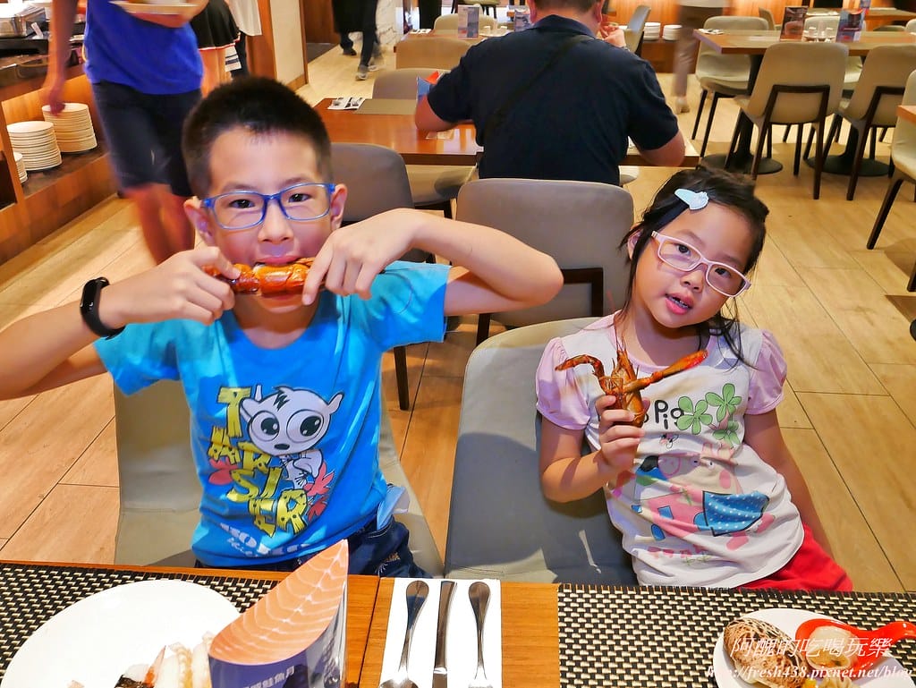 【新北美食】麗京棧酒店-彩京苑自助百匯,挪威鮭魚月,讓您大啖鮭魚,更有超大隻螯蝦,各式豐富百匯讓您吃飽又吃巧! - 第28張圖 48