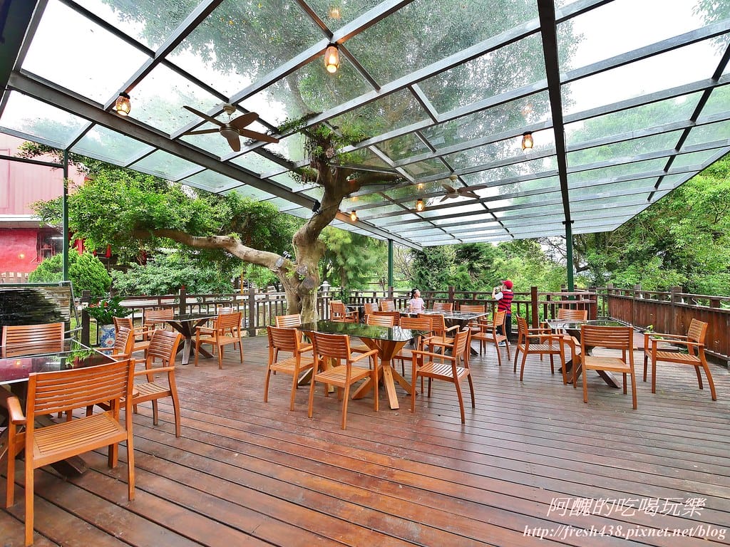 【苗栗景點】四方鮮乳牧場,瘋滑草、餵小牛、吃美食、做披薩,還可露營超有趣! - 第67張圖 57