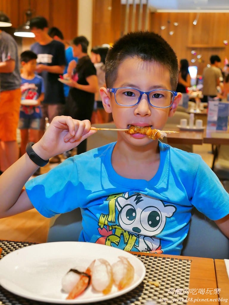 【新北美食】麗京棧酒店-彩京苑自助百匯,挪威鮭魚月,讓您大啖鮭魚,更有超大隻螯蝦,各式豐富百匯讓您吃飽又吃巧! - 第45張圖 47
