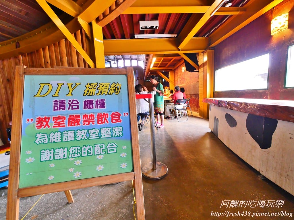 【苗栗景點】四方鮮乳牧場,瘋滑草、餵小牛、吃美食、做披薩,還可露營超有趣! - 第15張圖 12