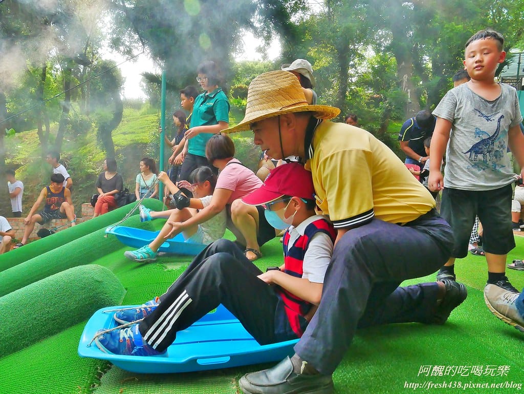 【苗栗景點】四方鮮乳牧場,瘋滑草、餵小牛、吃美食、做披薩,還可露營超有趣! - 第24張圖 21