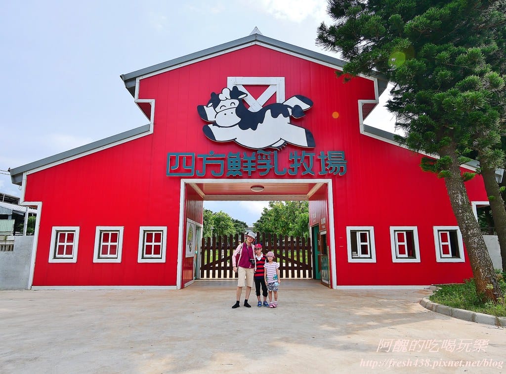 【苗栗景點】四方鮮乳牧場,瘋滑草、餵小牛、吃美食、做披薩,還可露營超有趣! - 第6張圖 5
