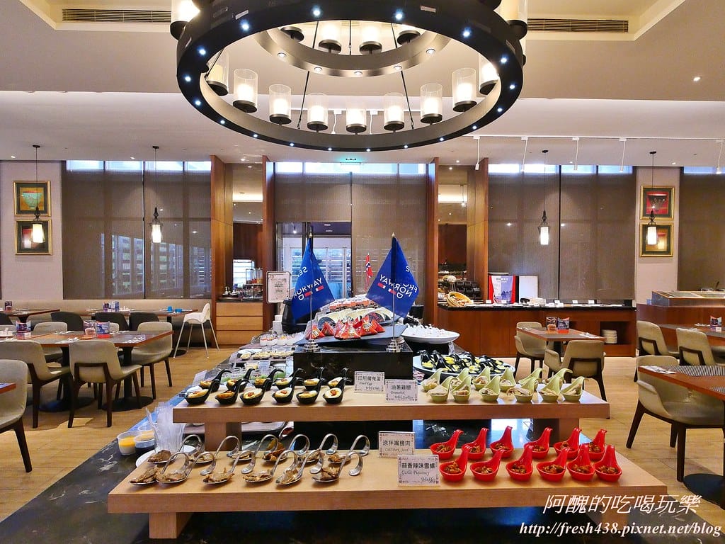 【新北美食】麗京棧酒店-彩京苑自助百匯,挪威鮭魚月,讓您大啖鮭魚,更有超大隻螯蝦,各式豐富百匯讓您吃飽又吃巧! - 第13張圖 9
