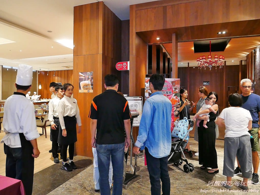 【新北美食】麗京棧酒店-彩京苑自助百匯,挪威鮭魚月,讓您大啖鮭魚,更有超大隻螯蝦,各式豐富百匯讓您吃飽又吃巧! - 第10張圖 8