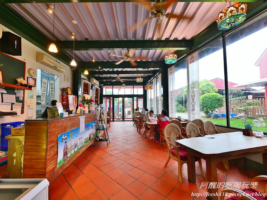 【苗栗景點】四方鮮乳牧場,瘋滑草、餵小牛、吃美食、做披薩,還可露營超有趣! - 第65張圖 55