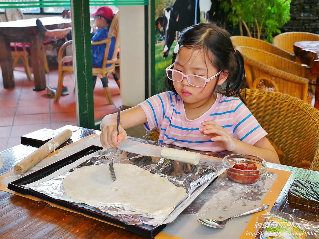 【苗栗景點】四方鮮乳牧場,瘋滑草、餵小牛、吃美食、做披薩,還可露營超有趣! - 第89張圖 71