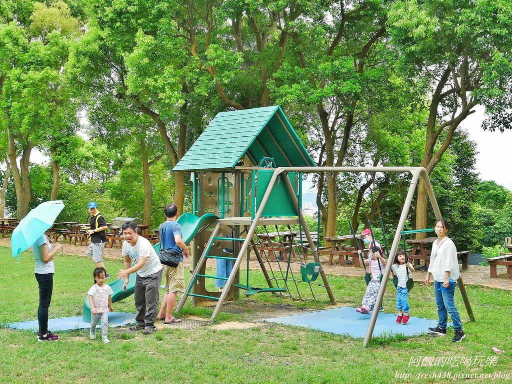 【苗栗景點】四方鮮乳牧場,瘋滑草、餵小牛、吃美食、做披薩,還可露營超有趣! - 第40張圖 35-4