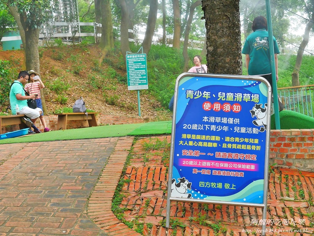 【苗栗景點】四方鮮乳牧場,瘋滑草、餵小牛、吃美食、做披薩,還可露營超有趣! - 第19張圖 20-000