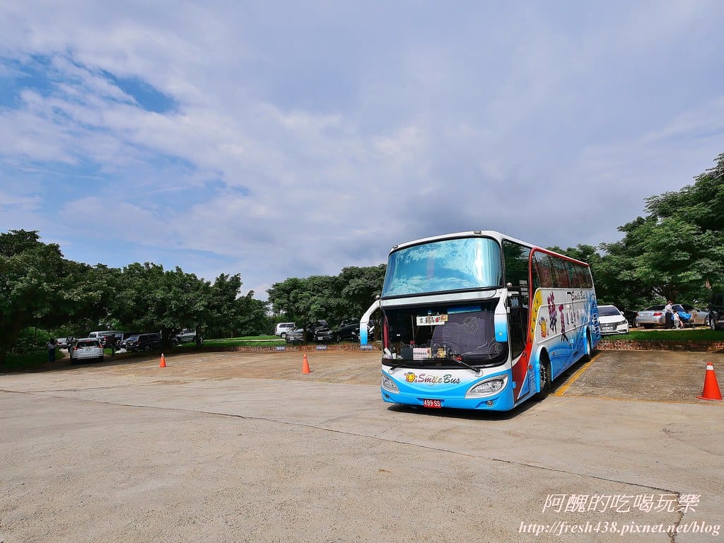 【苗栗景點】四方鮮乳牧場,瘋滑草、餵小牛、吃美食、做披薩,還可露營超有趣! - 第4張圖 3