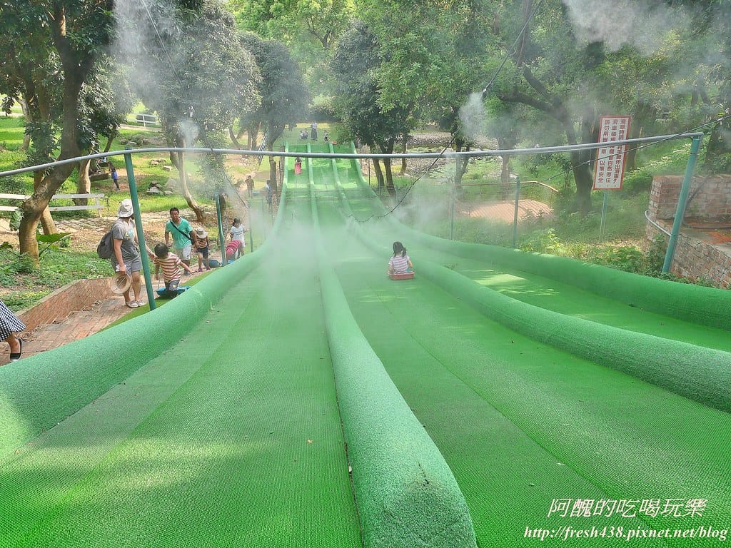 【苗栗景點】四方鮮乳牧場,瘋滑草、餵小牛、吃美食、做披薩,還可露營超有趣! - 第22張圖 20-2
