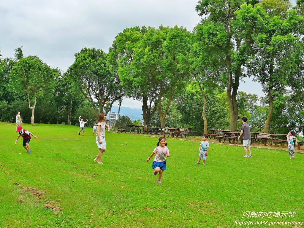 【苗栗景點】四方鮮乳牧場,瘋滑草、餵小牛、吃美食、做披薩,還可露營超有趣! - 第49張圖 35-13