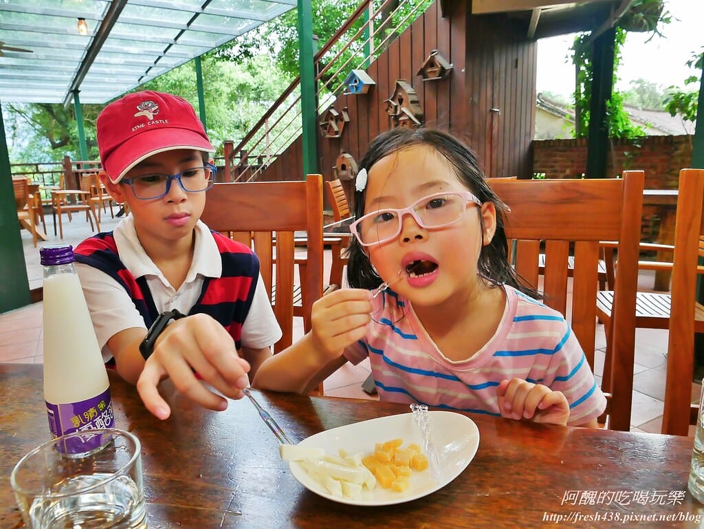 【苗栗景點】四方鮮乳牧場,瘋滑草、餵小牛、吃美食、做披薩,還可露營超有趣! - 第77張圖 65