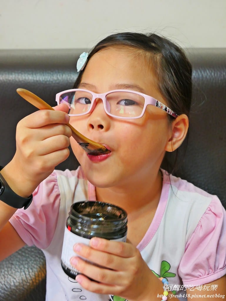 真老麻油,傳香一甲子,純小磨白麻油、純黑芝麻醬,翻轉您我的味蕾,守護眾人的健康。 - 第18張圖 P1640107