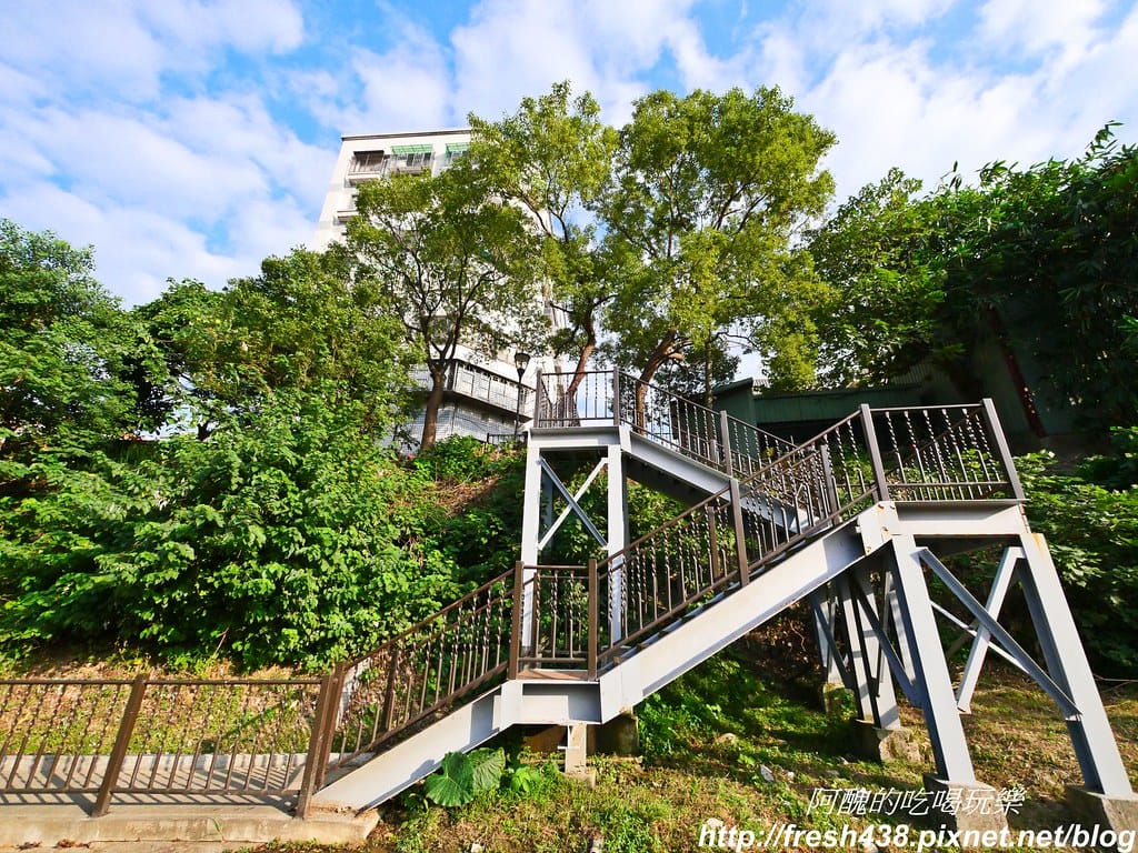 【新北免費景點】鶯歌永吉公園,特色遊戲場全新啟用,地址/停車場/設備內容/公廁位置全公開,孩子們的快樂天堂。 - 第4張圖 P1011877