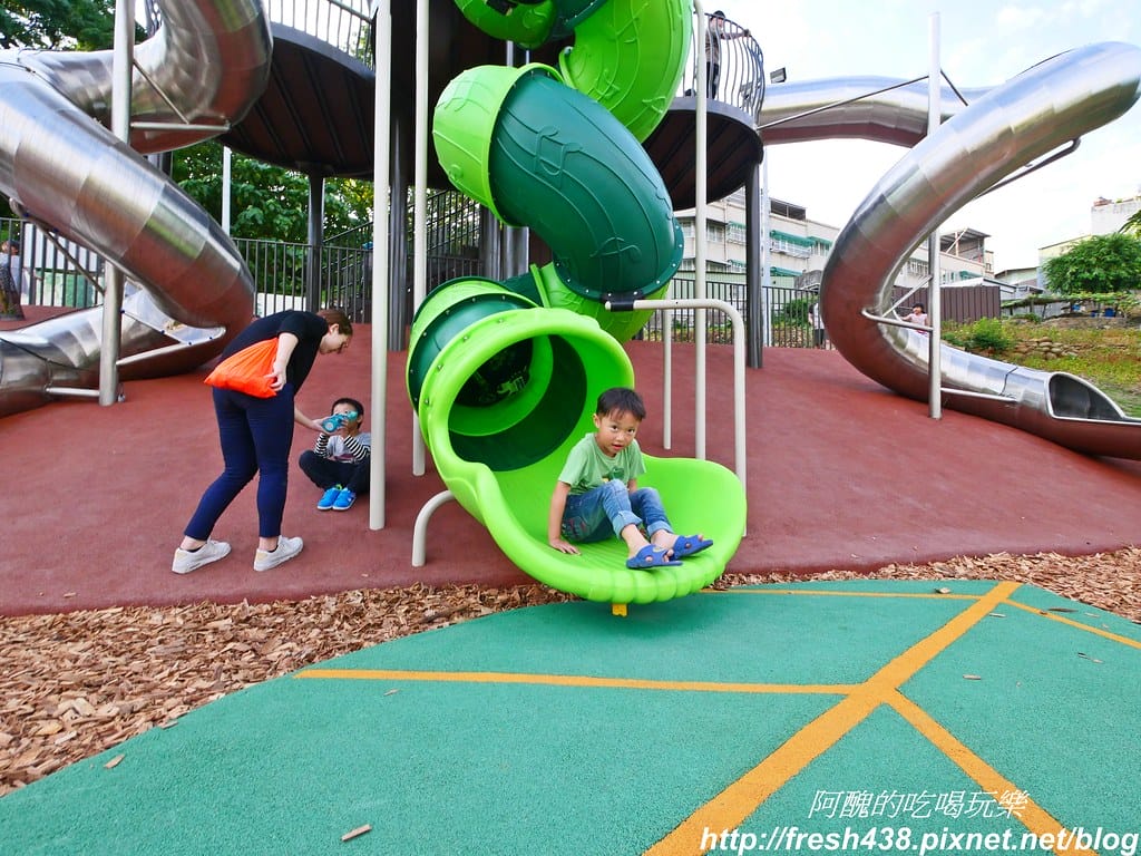 【新北免費景點】鶯歌永吉公園,特色遊戲場全新啟用,地址/停車場/設備內容/公廁位置全公開,孩子們的快樂天堂。 - 第20張圖 P1011887