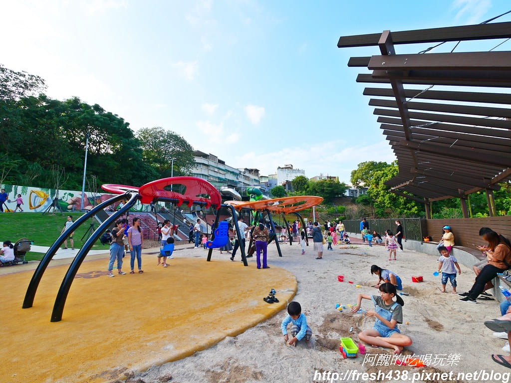 【新北免費景點】鶯歌永吉公園,特色遊戲場全新啟用,地址/停車場/設備內容/公廁位置全公開,孩子們的快樂天堂。 - 第47張圖 P1011943