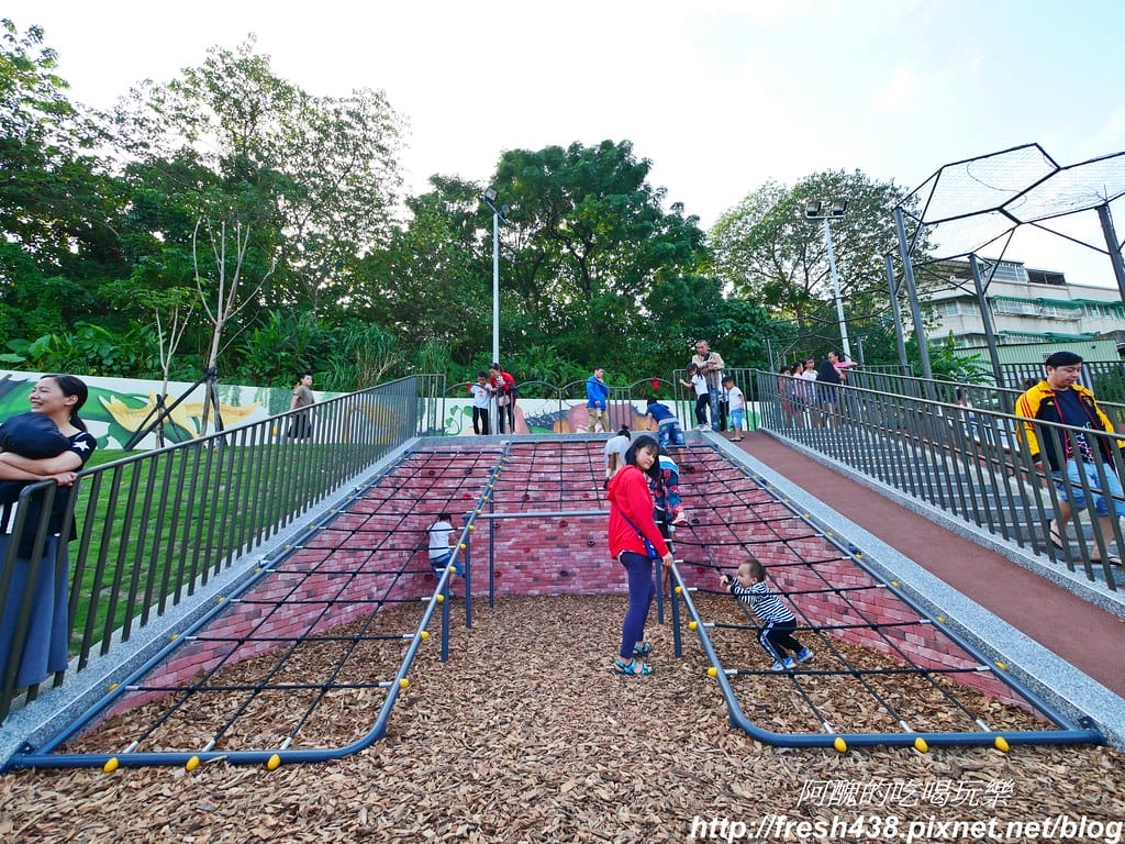 【新北免費景點】鶯歌永吉公園,特色遊戲場全新啟用,地址/停車場/設備內容/公廁位置全公開,孩子們的快樂天堂。 - 第32張圖 P1011940