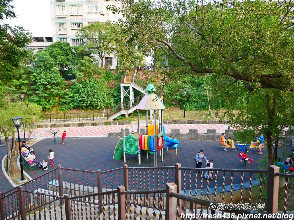 【新北免費景點】鶯歌永吉公園,特色遊戲場全新啟用,地址/停車場/設備內容/公廁位置全公開,孩子們的快樂天堂。 - 第5張圖 P1011981