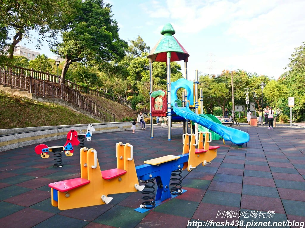 【新北免費景點】鶯歌永吉公園,特色遊戲場全新啟用,地址/停車場/設備內容/公廁位置全公開,孩子們的快樂天堂。 - 第6張圖 P1011879
