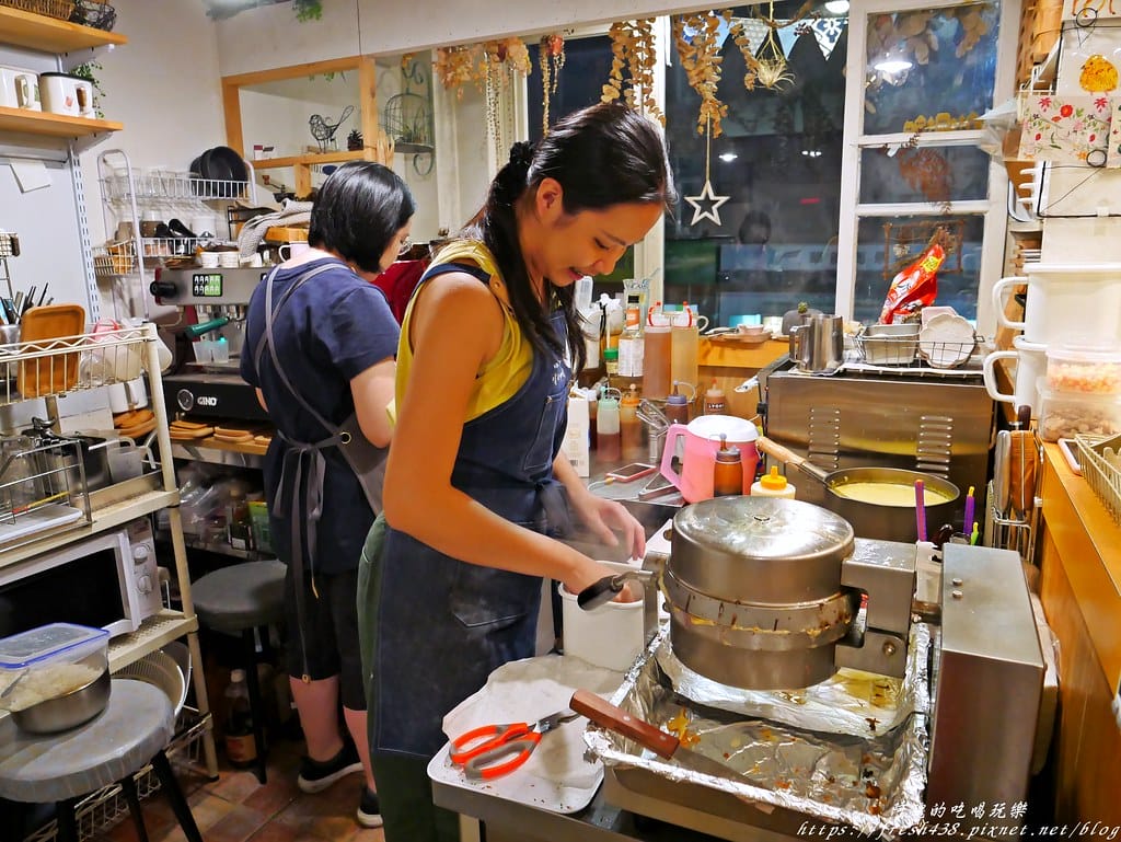 【基隆火車站美食】暖日咖啡(Warm day cafe),療癒系咖啡廳,必點麻糬鬆餅,奶類飲品的拉花讓人好驚豔! - 第38張圖 P1680075