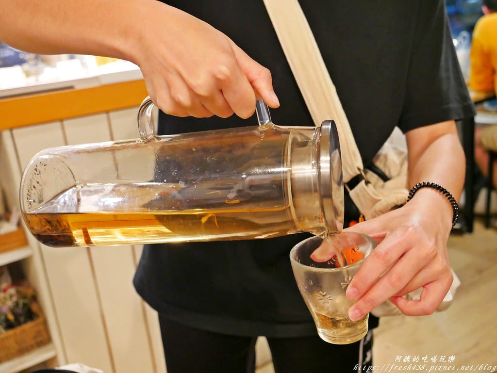 【基隆火車站美食】暖日咖啡(Warm day cafe),療癒系咖啡廳,必點麻糬鬆餅,奶類飲品的拉花讓人好驚豔! - 第23張圖 P1680048