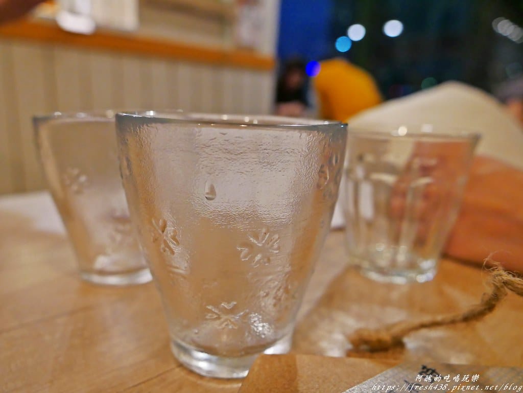 【基隆火車站美食】暖日咖啡(Warm day cafe),療癒系咖啡廳,必點麻糬鬆餅,奶類飲品的拉花讓人好驚豔! - 第22張圖 P1680046